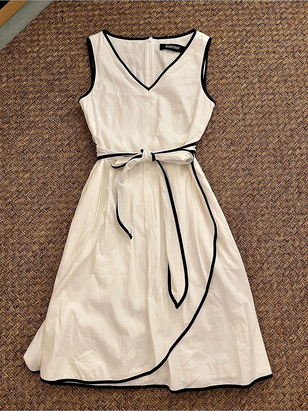 ELLEN TRACY V-Neck Midi Dress in White Like New